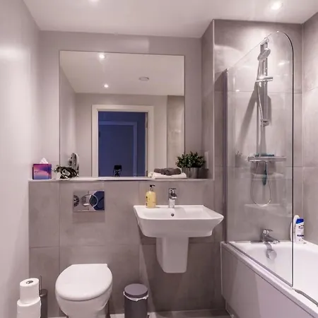 Fantastic 3 Bedroom Manchester Apartment Exterior photo